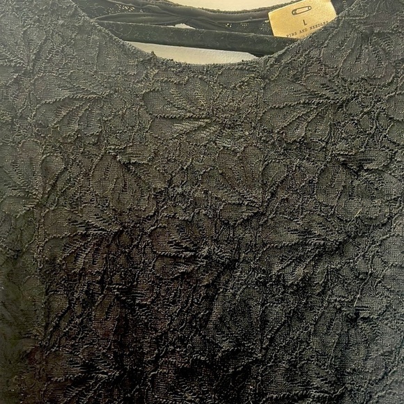 PINS and needles large black lace short sleeve backless shirt - Picture 4 of 4